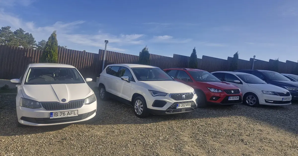 Masini Viocars Rental aliniate in parcarea privata de langa Aeroportul Suceava
